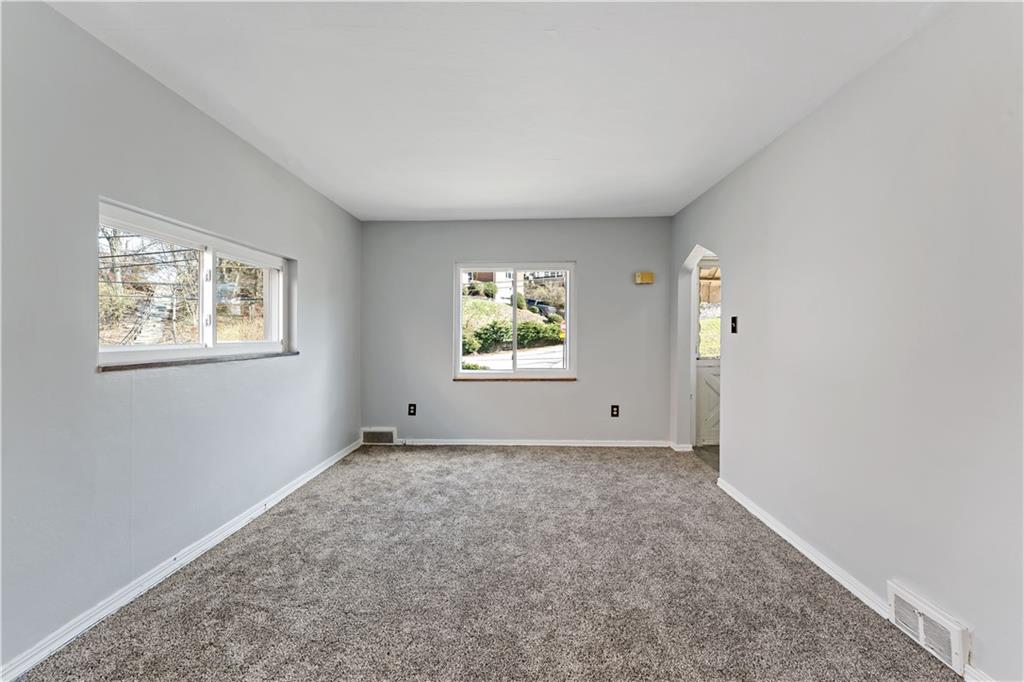 569 Loretto Road Pittsburgh, PA 15217 - Photo 3 of 30