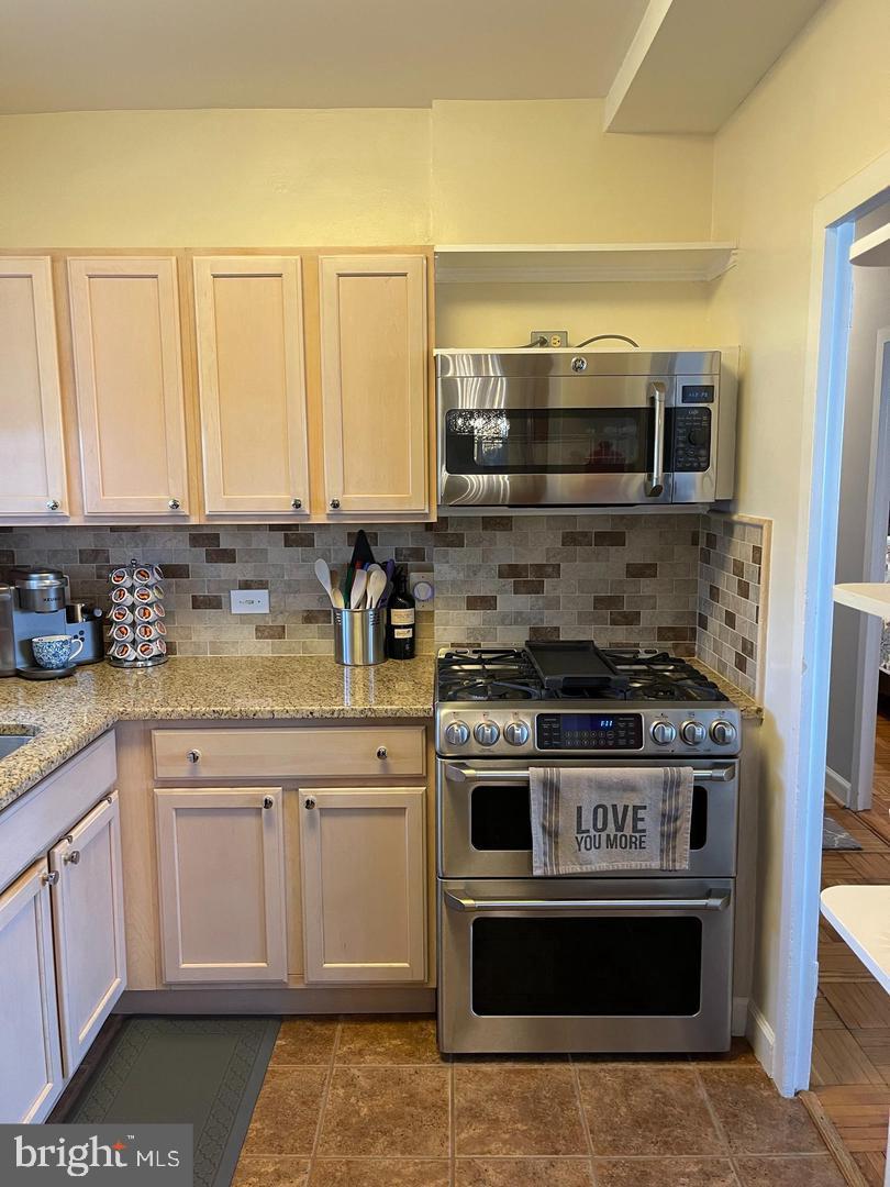 3222 Wellington Road Alexandria, VA 22302 - Photo 2 of 45 Kitchen/gas cooking