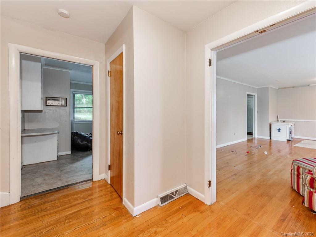10128 Mt Holly Road Charlotte, NC 28214 - Photo 4 of 24 a view of a living room