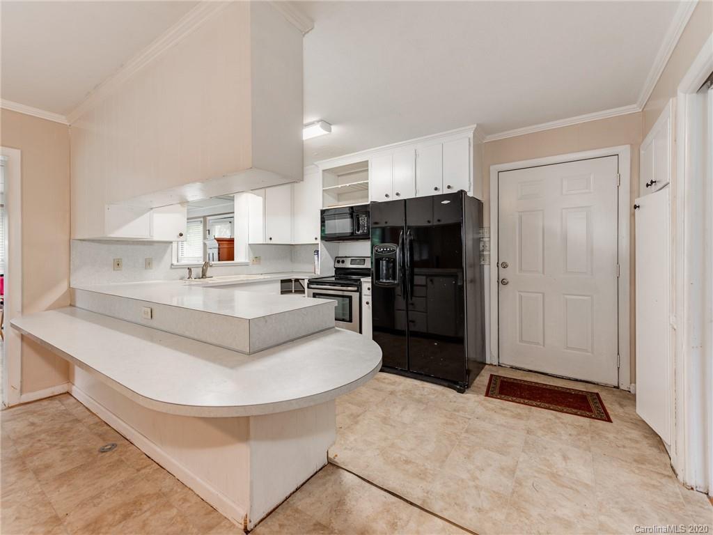 10128 Mt Holly Road Charlotte, NC 28214 - Photo 10 of 24 a living room with stainless steel appliances kitchen island granite countertop a refrigerator a stove a sink and a oven