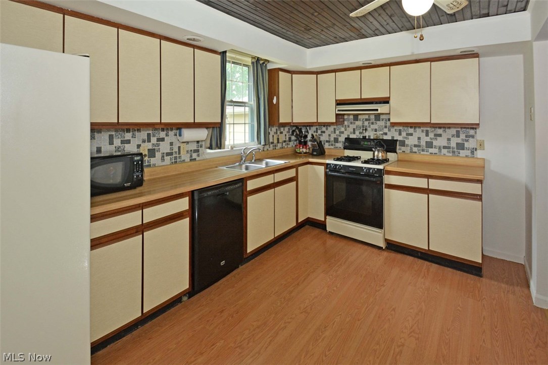 9040 Bender Road North Ridgeville, OH 44039 - Photo 7 of 30