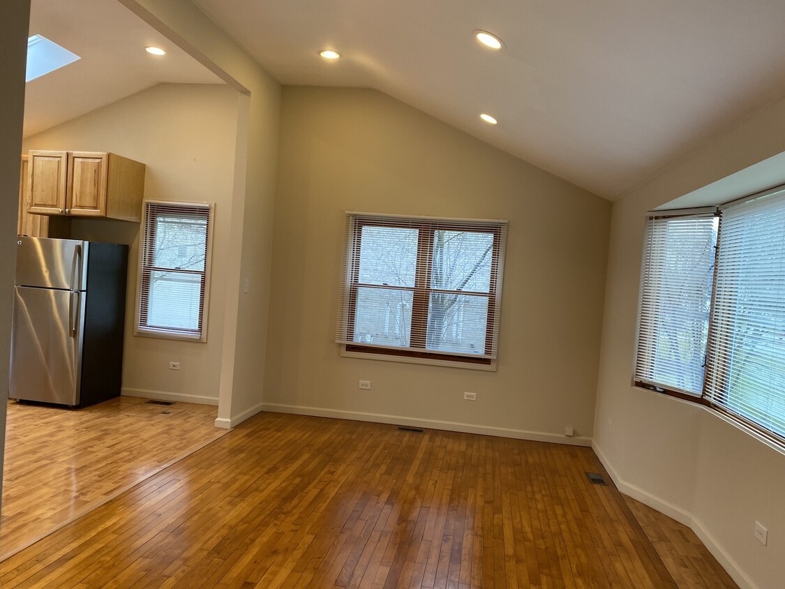2260 Woodlawn Road Northbrook, IL 60062 - Photo 3 of 6 Gallery Image 3