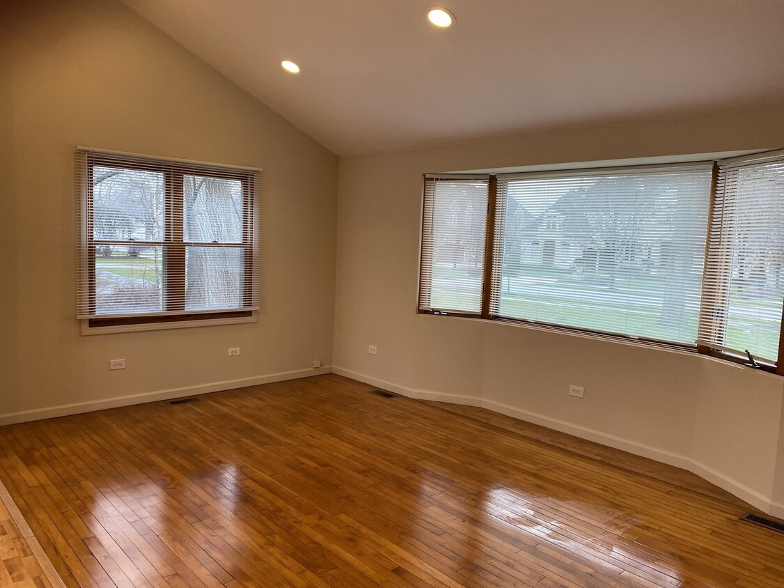 2260 Woodlawn Road Northbrook, IL 60062 - Photo 4 of 6 Gallery Image 4