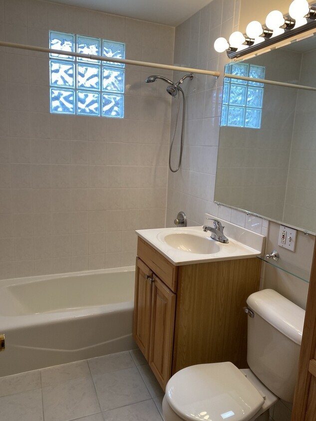 2260 Woodlawn Road Northbrook, IL 60062 - Photo 5 of 6 Gallery Image 5