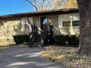 $185,000 | 9 Hyde Park Road, Fairview Heights, IL 62208
