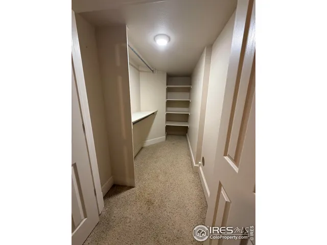 a view of entryway and kitchen