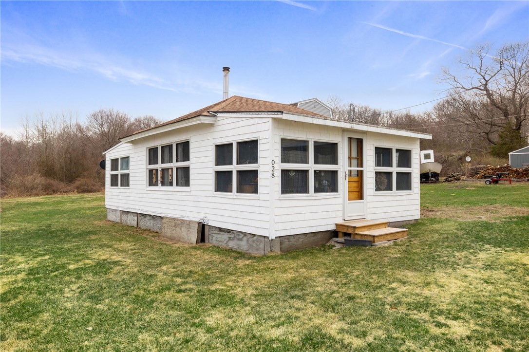 28 Pier Road Portsmouth, RI 02872 - Photo 3 of 24