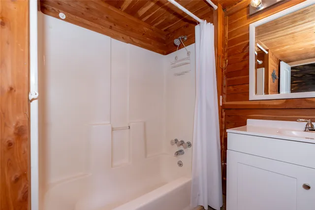 $199,000 | 706 Crooked Creek Drive, Sheridan, TX 77475