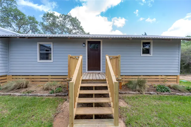 $199,000 | 706 Crooked Creek Drive, Sheridan, TX 77475