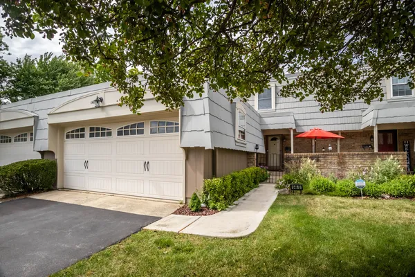 $365,000 | 648 Dauphine Court, Unit D, Elk Grove Village, IL 60007