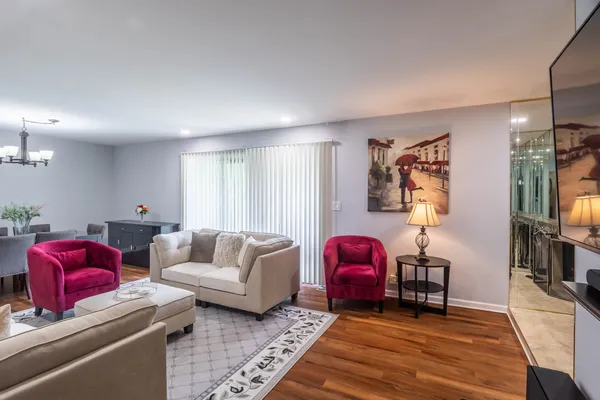 $365,000 | 648 Dauphine Court, Unit D, Elk Grove Village, IL 60007