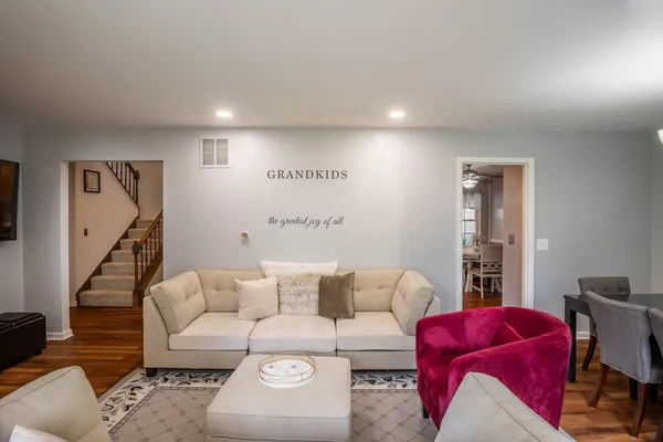 $365,000 | 648 Dauphine Court, Unit D, Elk Grove Village, IL 60007