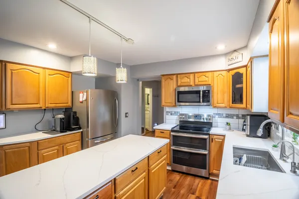 $365,000 | 648 Dauphine Court, Unit D, Elk Grove Village, IL 60007