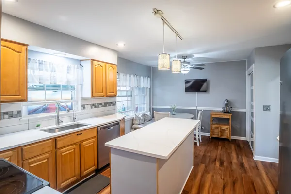 $365,000 | 648 Dauphine Court, Unit D, Elk Grove Village, IL 60007