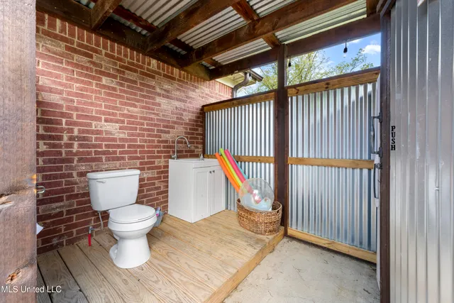 $489,500 | 367 Byhalia Creek Farms Road West, Byhalia, MS 38611