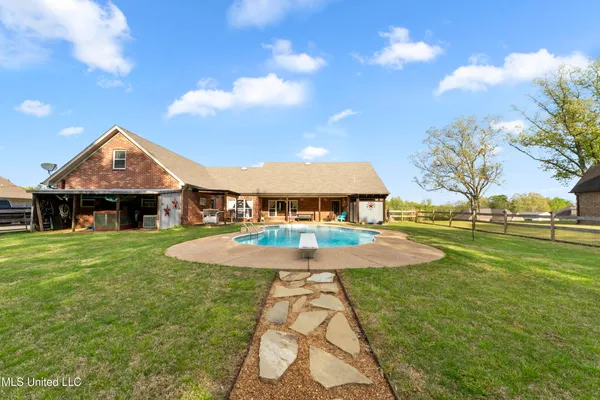 $475,000 | 367 Byhalia Creek Farms Road West, Byhalia, MS 38611