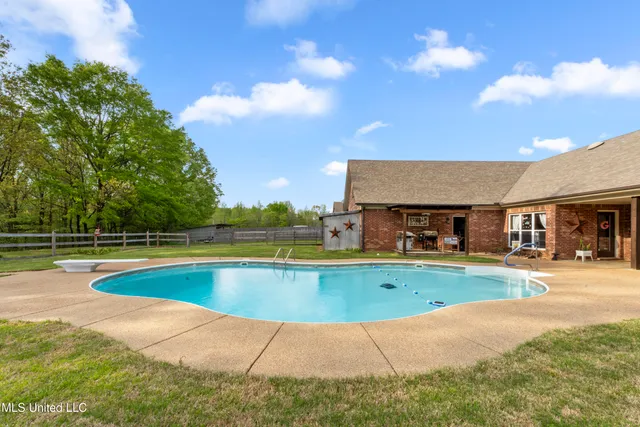 $489,500 | 367 Byhalia Creek Farms Road West, Byhalia, MS 38611