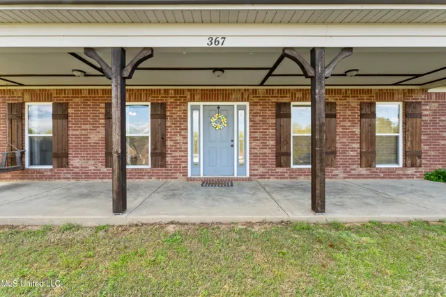 $489,500 | 367 Byhalia Creek Farms Road West, Byhalia, MS 38611
