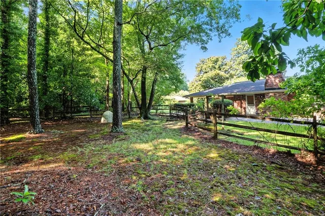a view of a house with backyard and garden