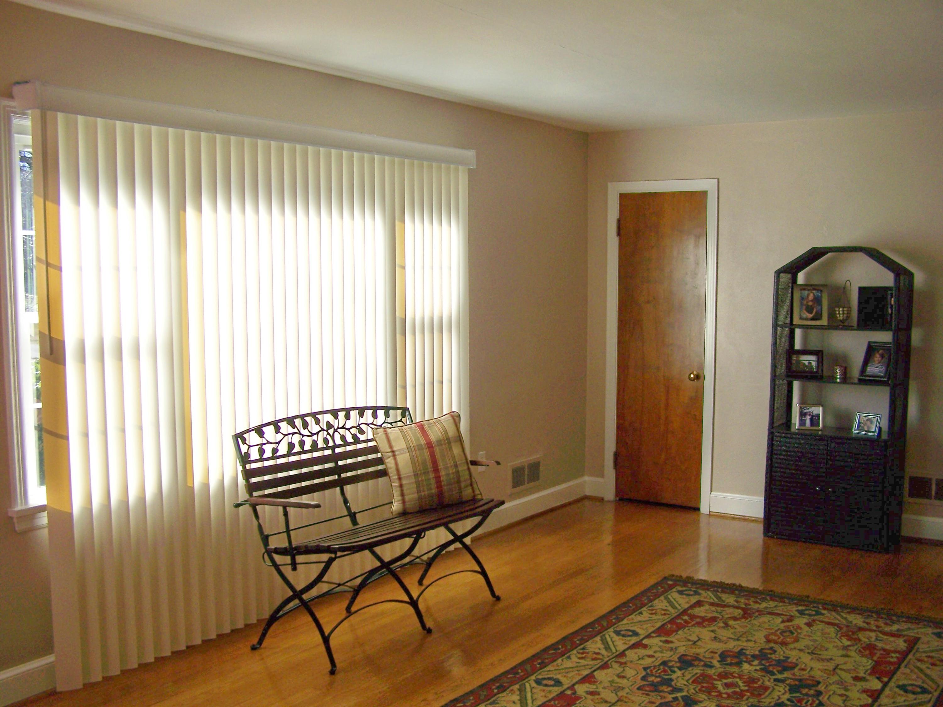 538 Dexter Road Roanoke, VA 24019 - Photo 7 of 26 Spacious Living Room w/ Picture Window