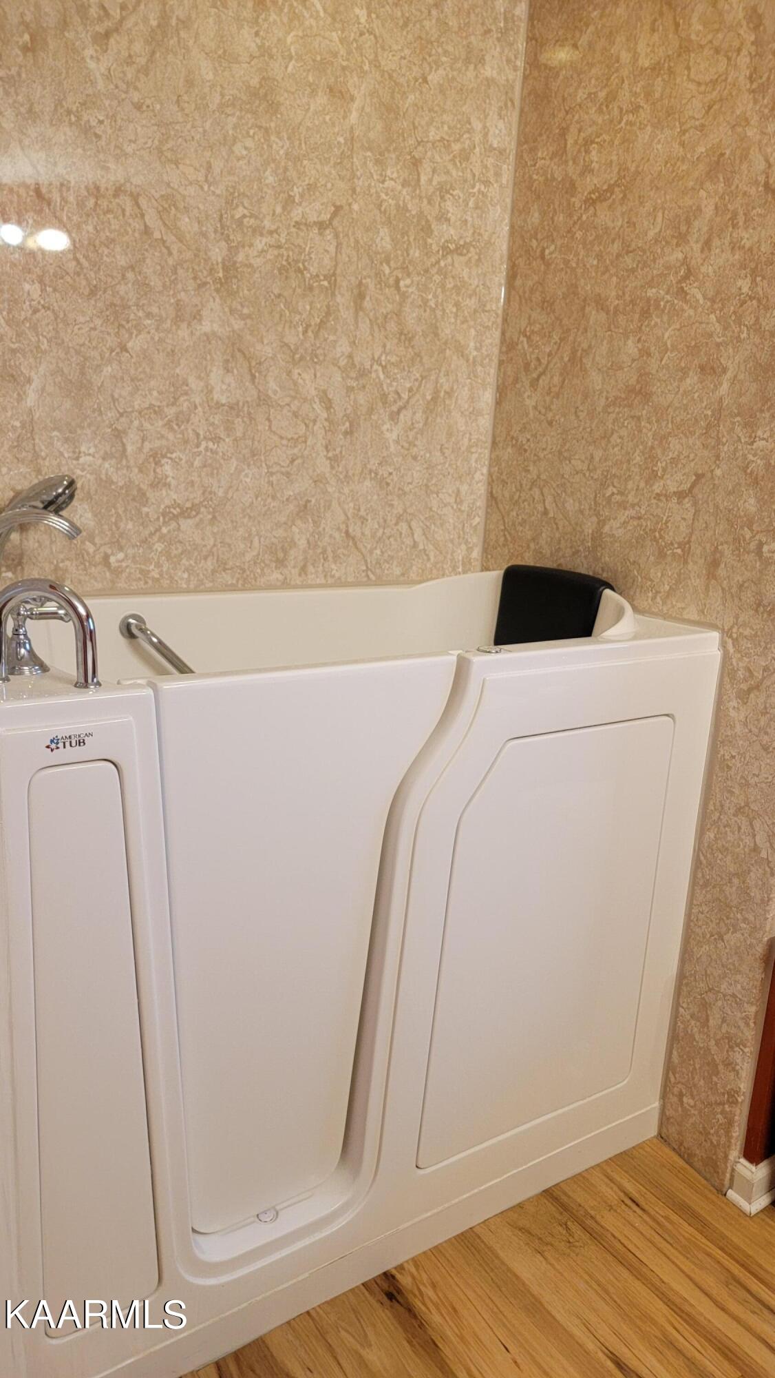 976 Coleman Road Tazewell, TN 37879 - Photo 35 of 42 Master Wakin Tub