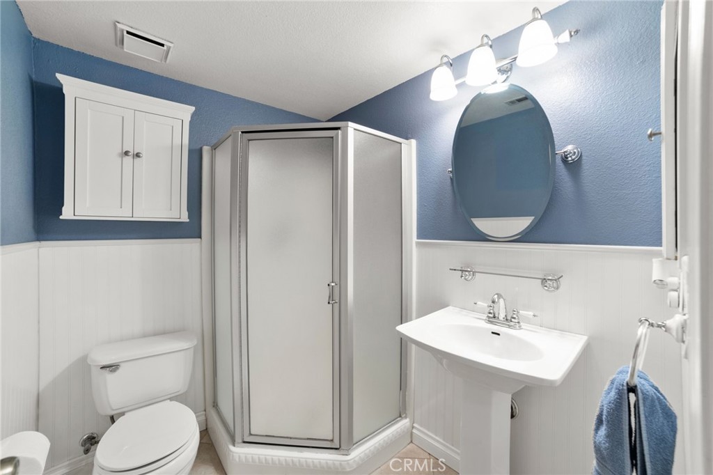 17800 Rancho Bonita Road Victorville, CA 92395 - Photo 17 of 52 a bathroom with a toilet sink and mirror