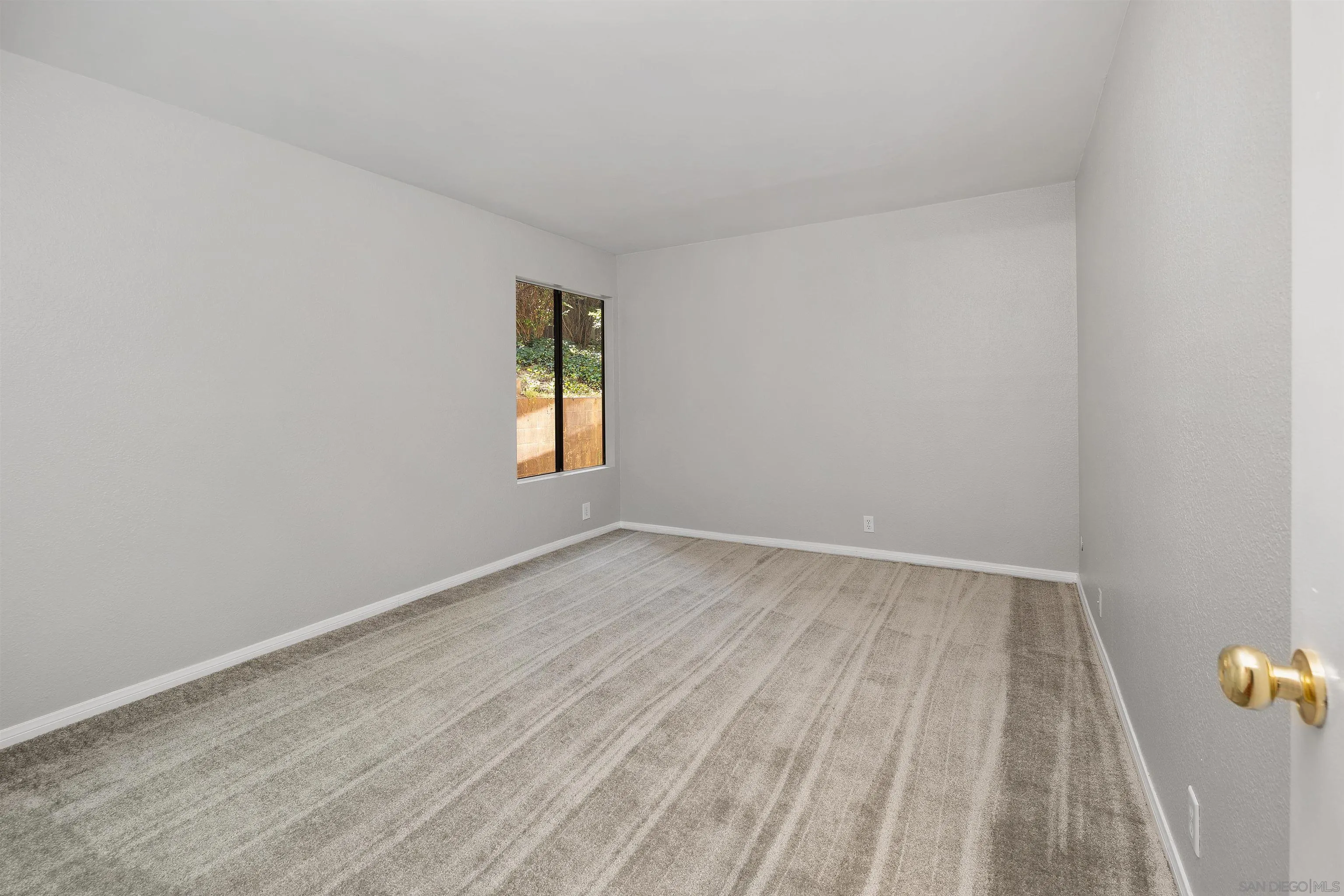 2157 Arnold Way, Unit 312 Alpine, CA 91901 - Photo 15 of 26 a view of an empty room and window