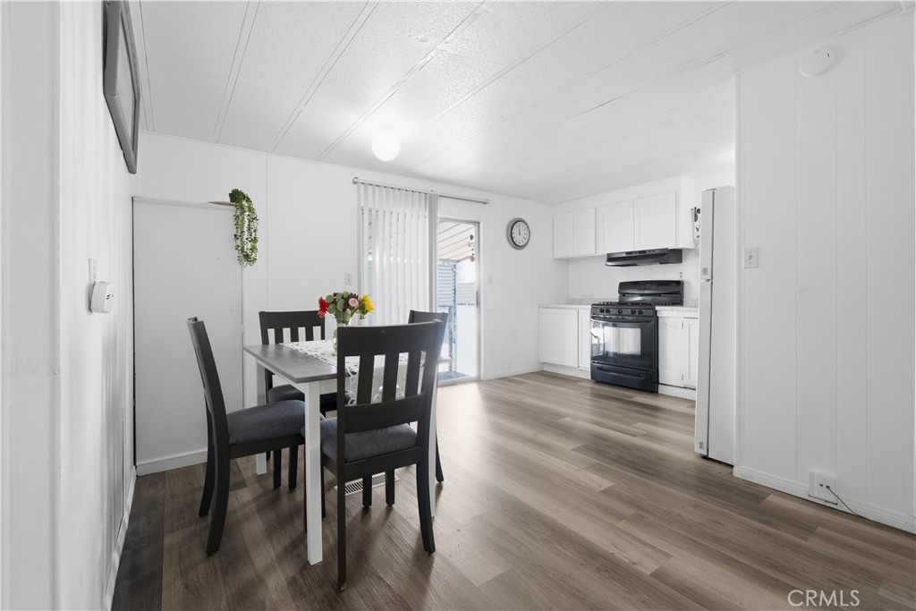 9391 California Avenue, Unit 113 Riverside, CA 92503 - Photo 7 of 31 Dinning Area