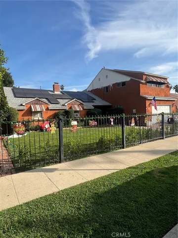 a view of big yard with table and chairs