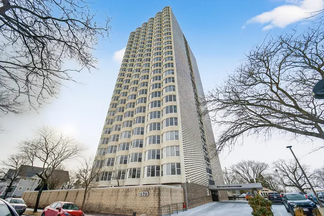 $146,900 | 2525 South Shore Drive, Unit 11B, Milwaukee, WI 53207