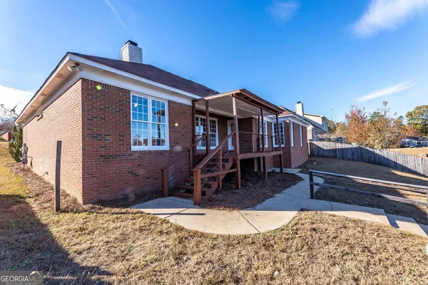 a view of a house with a yard