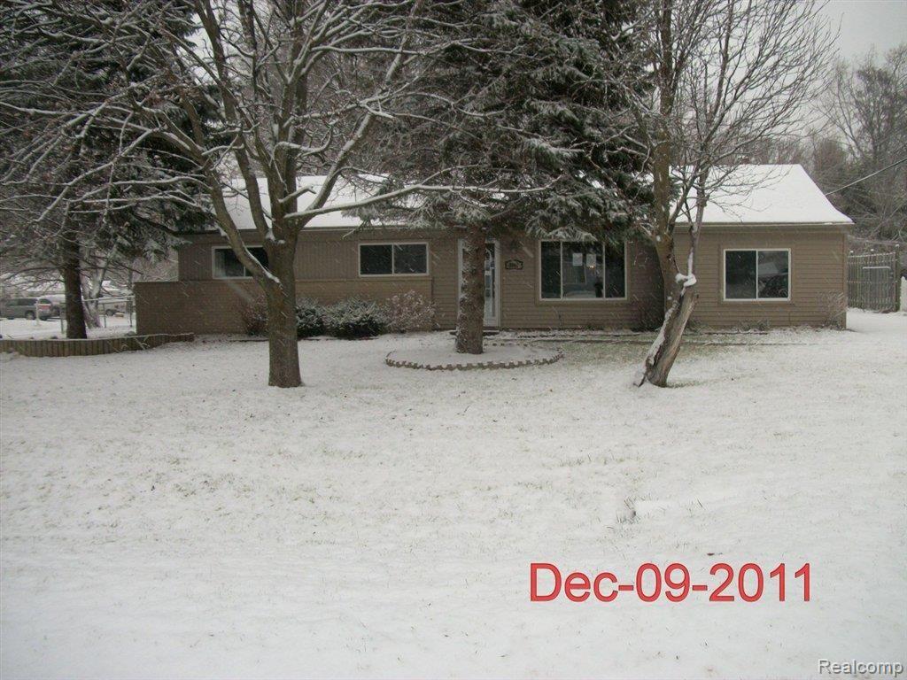 2044 Henbert Road West Bloomfield, MI 48324 - Photo 1 of 5 100_2918.jpg