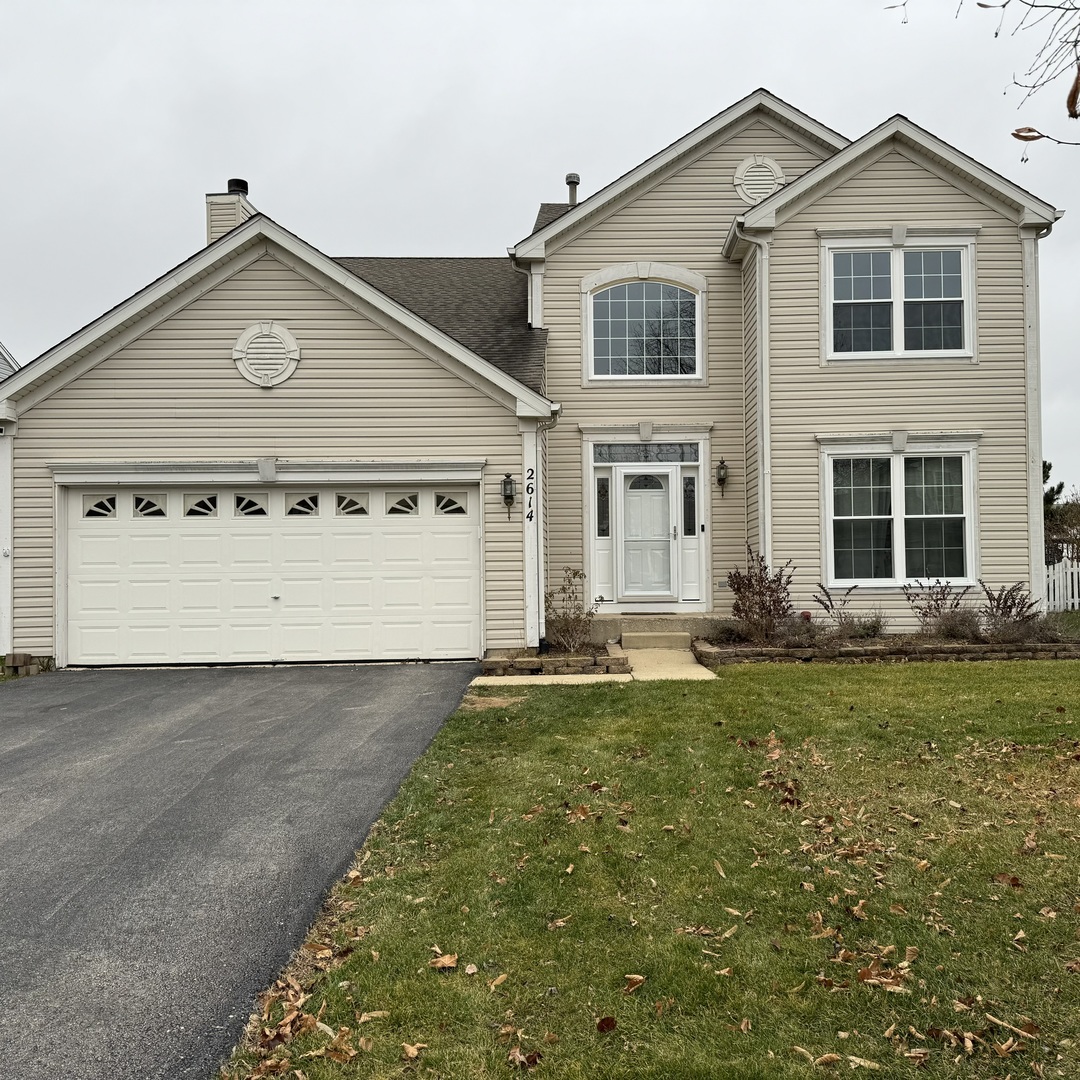 a view of a yard in front of a house