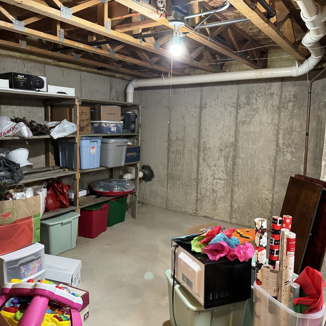 2614 Discovery Drive Plainfield, IL 60586 - Photo 26 of 28 a kitchen with a stove and cabinets