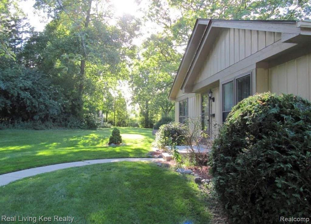 901 Lafayette Court, Unit 10 Rochester Hills, MI 48307 - Photo 2 of 24