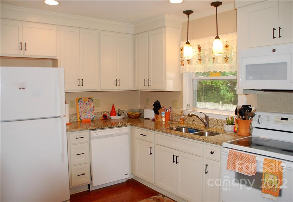 206 Clearbrook Road Matthews, NC 28105 - Photo 8 of 29 Gallery Image 8