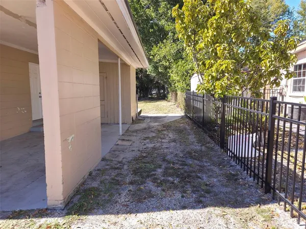 a view of a backyard