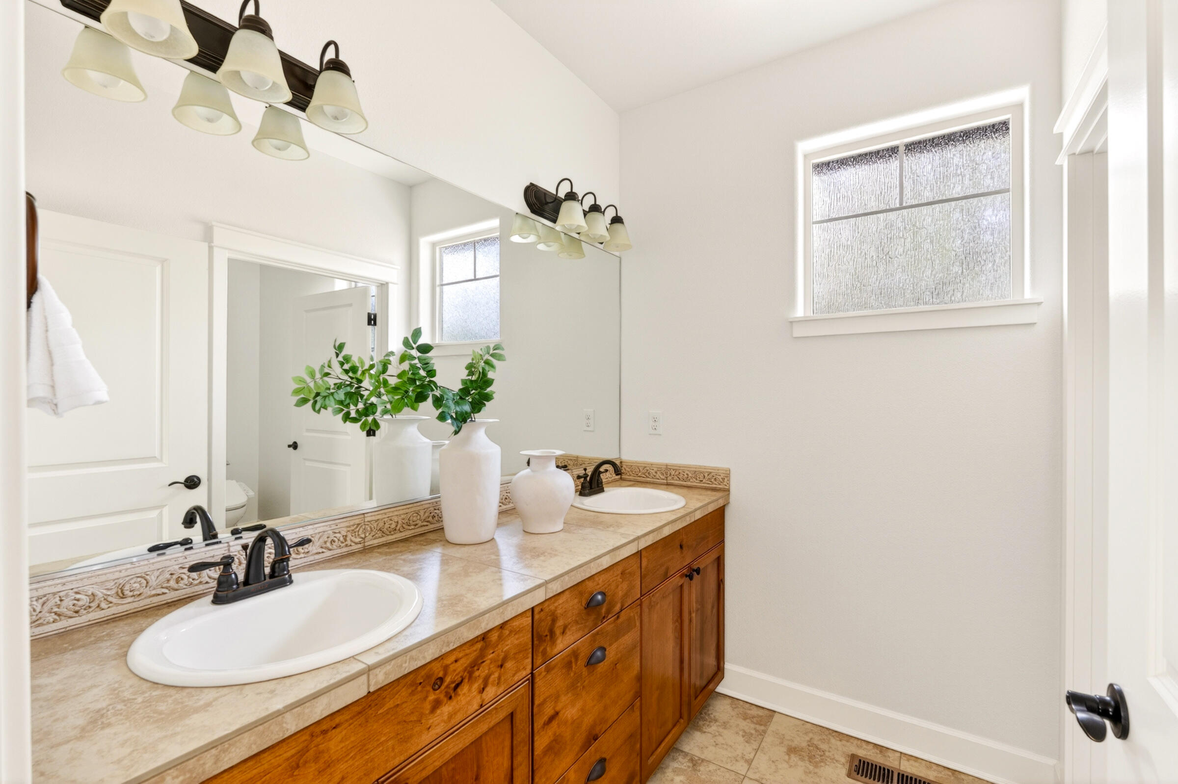 60275 Addie Triplett Loop Bend, OR 97702 - Photo 19 of 34 Primary Bathroom
