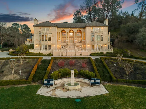 a view of a house with swimming pool and yard