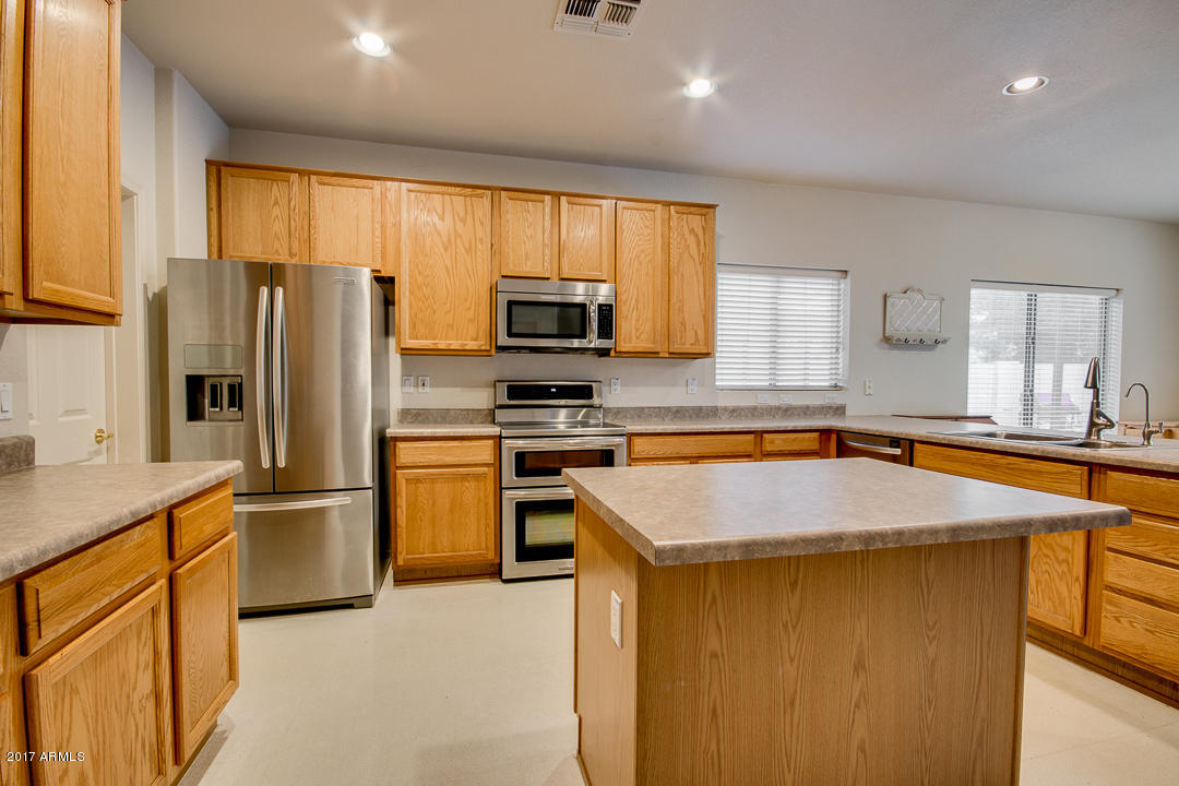 988 South Roles Drive Gilbert, AZ 85296 - Photo 12 of 72 12-Rolls