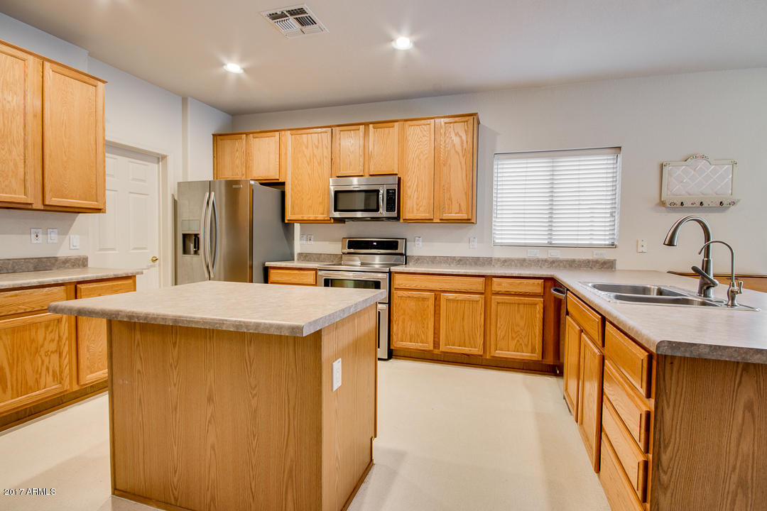988 South Roles Drive Gilbert, AZ 85296 - Photo 13 of 72 13-Rolls