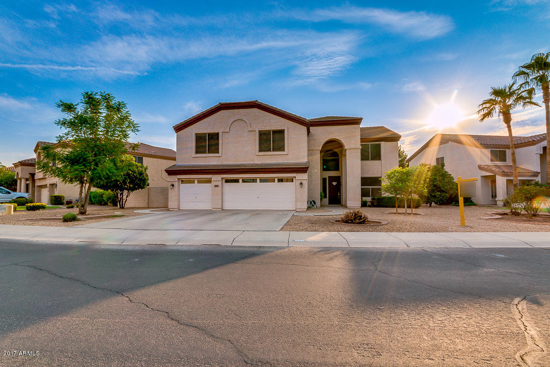 988 South Roles Drive Gilbert, AZ 85296 - Photo 4 of 72 04-Rolls