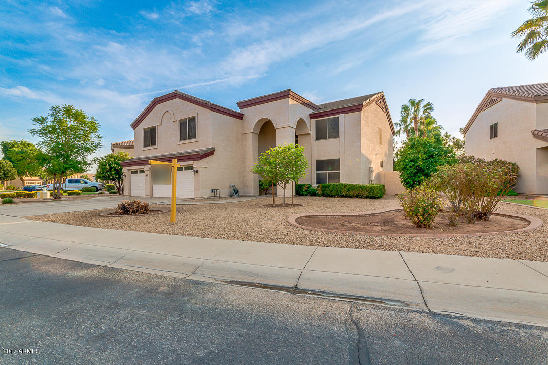 988 South Roles Drive Gilbert, AZ 85296 - Photo 5 of 72 05-Rolls