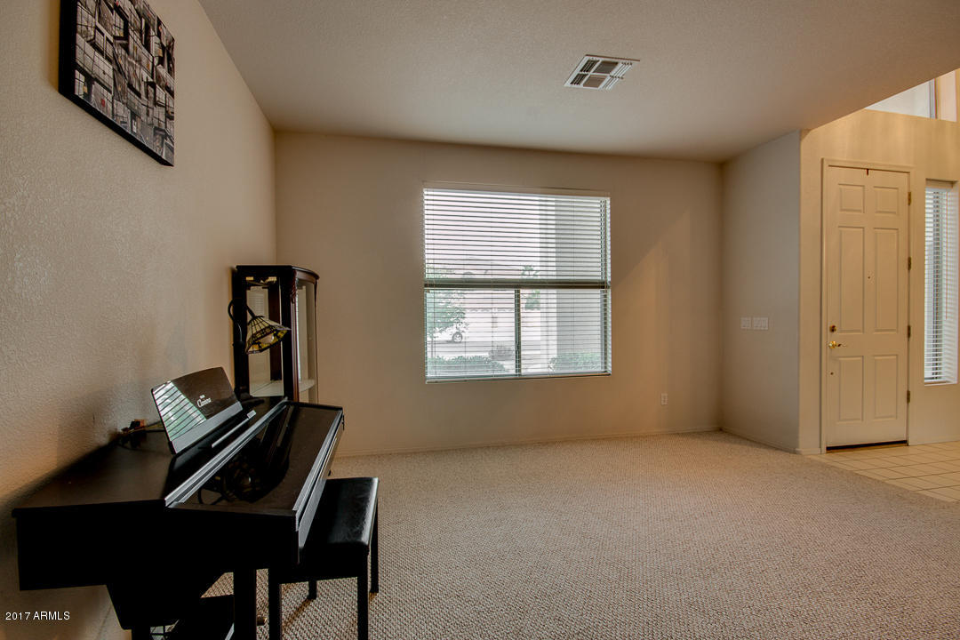 988 South Roles Drive Gilbert, AZ 85296 - Photo 9 of 72 09-Rolls