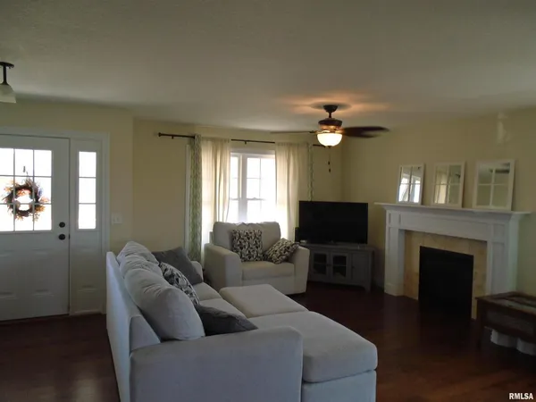 $340,000 | 119 14th Avenue, De Witt, IA 52742