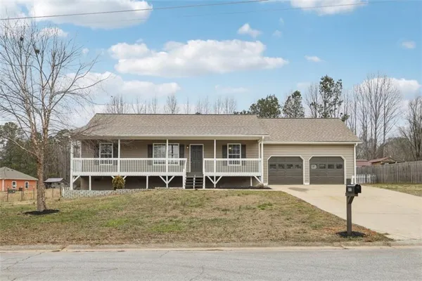 a view of a house with a yard