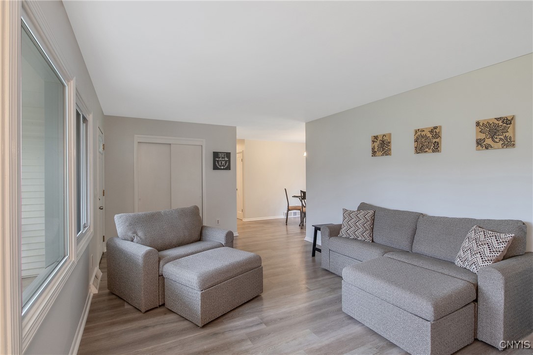 106 Sylvan Way Camillus, NY 13031 - Photo 5 of 32 Living Room