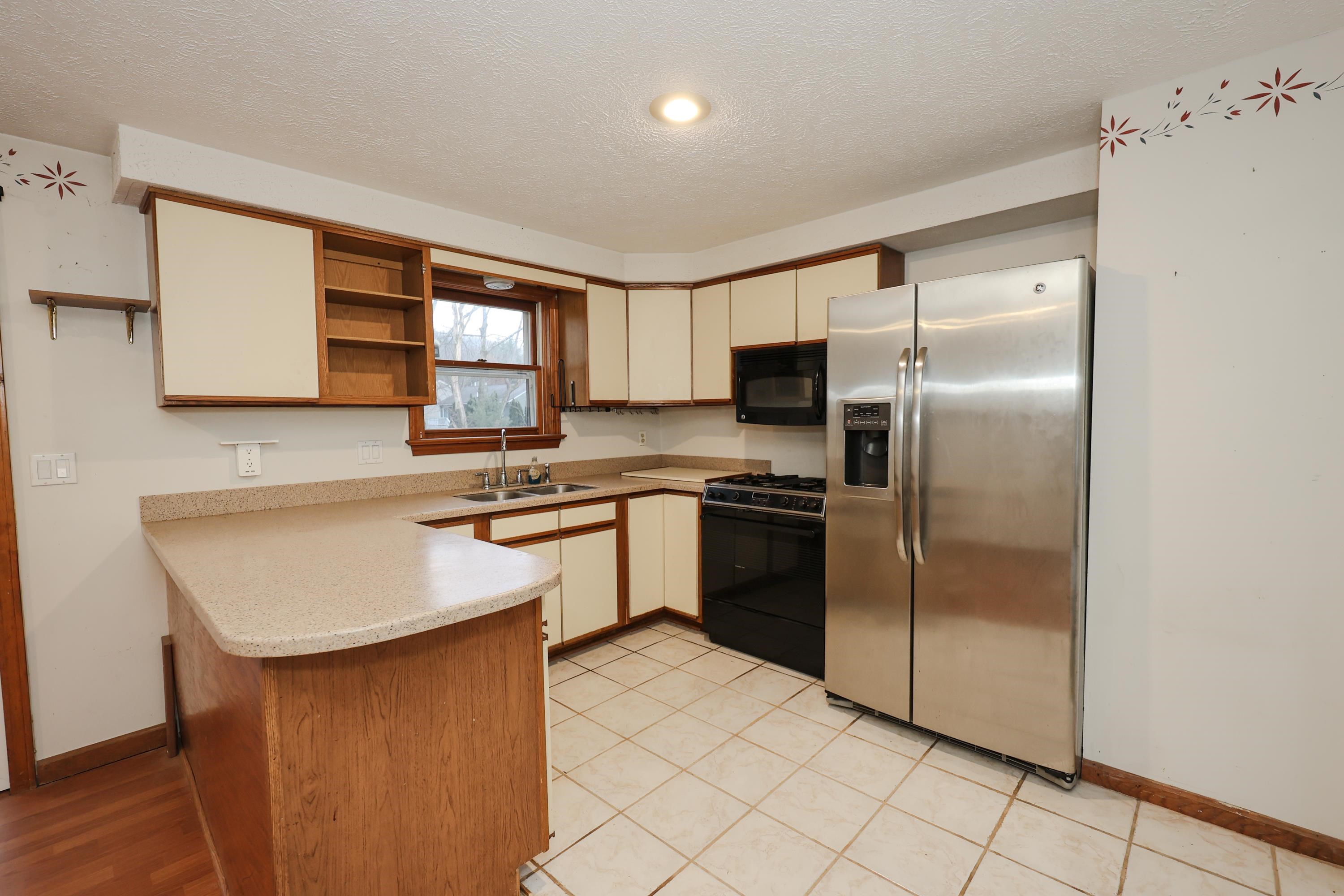 197 Charlotte Street Manchester, NH 03103 - Photo 2 of 18