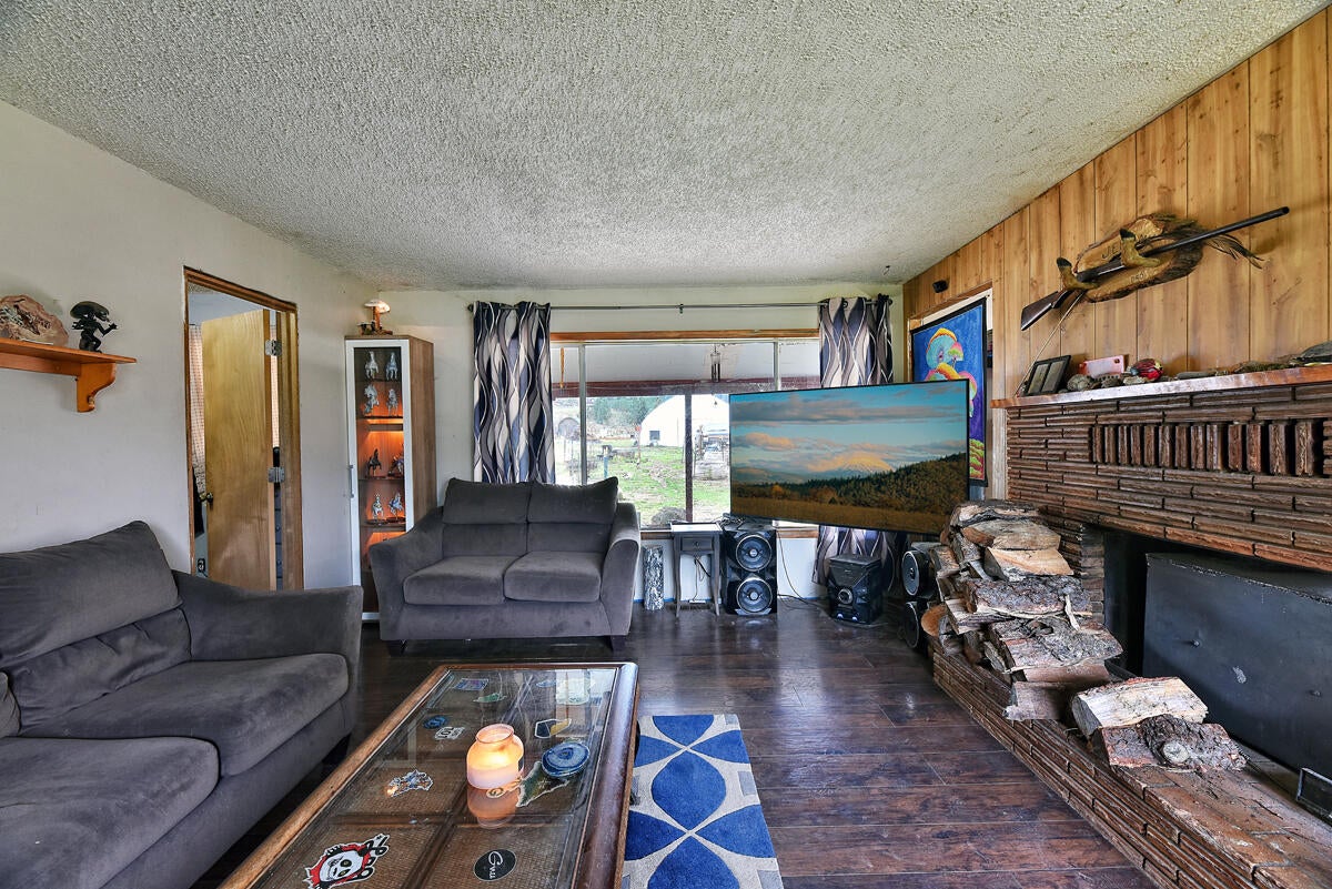1324 Glenbrook Loop Road Riddle, OR 97469 - Photo 9 of 24 8. Living Room 3