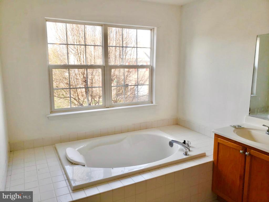 112 Raintree Crossing Hatfield, PA 19440 - Photo 8 of 14 Master bath with jacuzzi tub